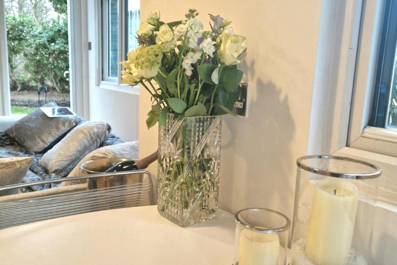 1 Bed Cottage-Museum View-Garden-Free Parking Weybridge Εξωτερικό φωτογραφία